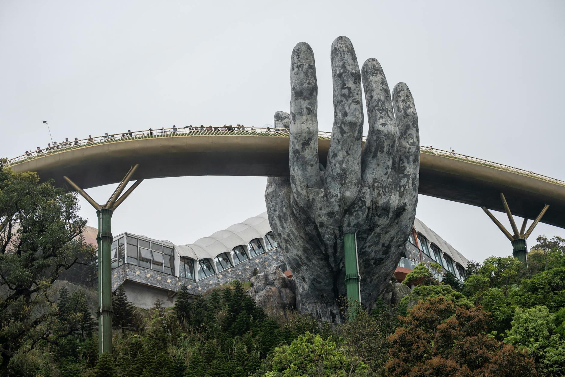 Tablica informacyjna Urzędu Miasta Chorzów ogłaszająca nabór dotacji na zabytki