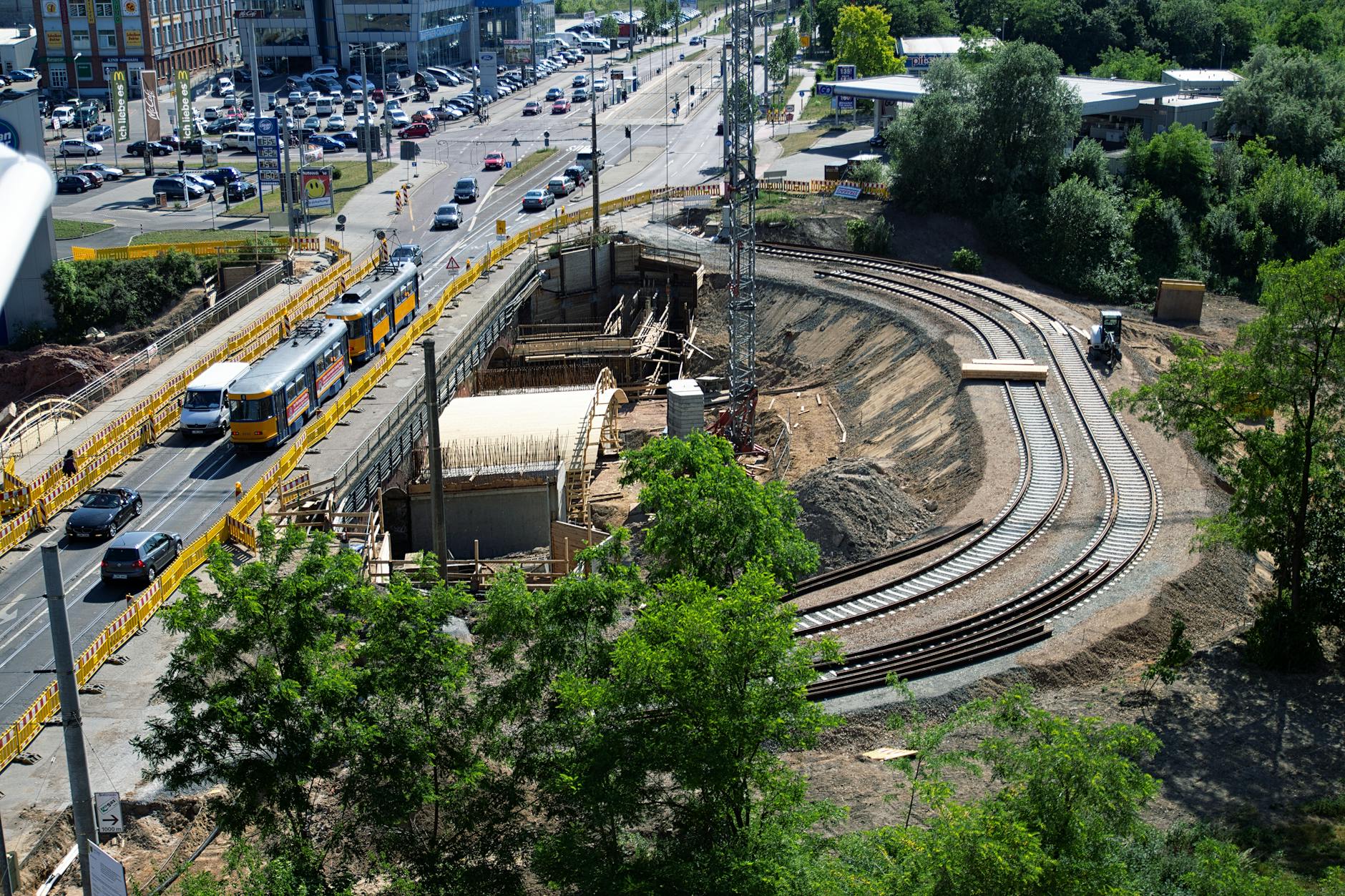 Plakat informacyjny o przebudowie torowiska w Chorzowie z elementami infrastruktury kolejowej i mapą miasta.