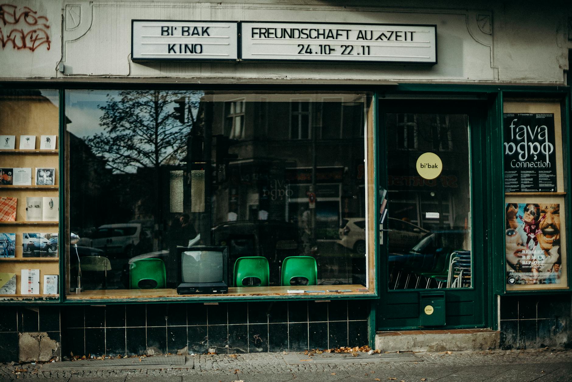 Plakat filmowy "Mam rzekę we krwi" i "Najstarsza osoba na świecie" w kinie w Chorzowie